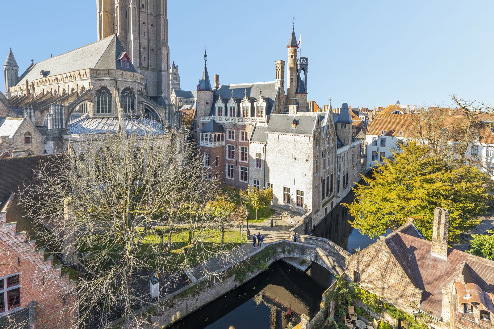 Brugge: zicht op het Gruuthuse en de toren van de Onze-Lieve-Vrouwekerk