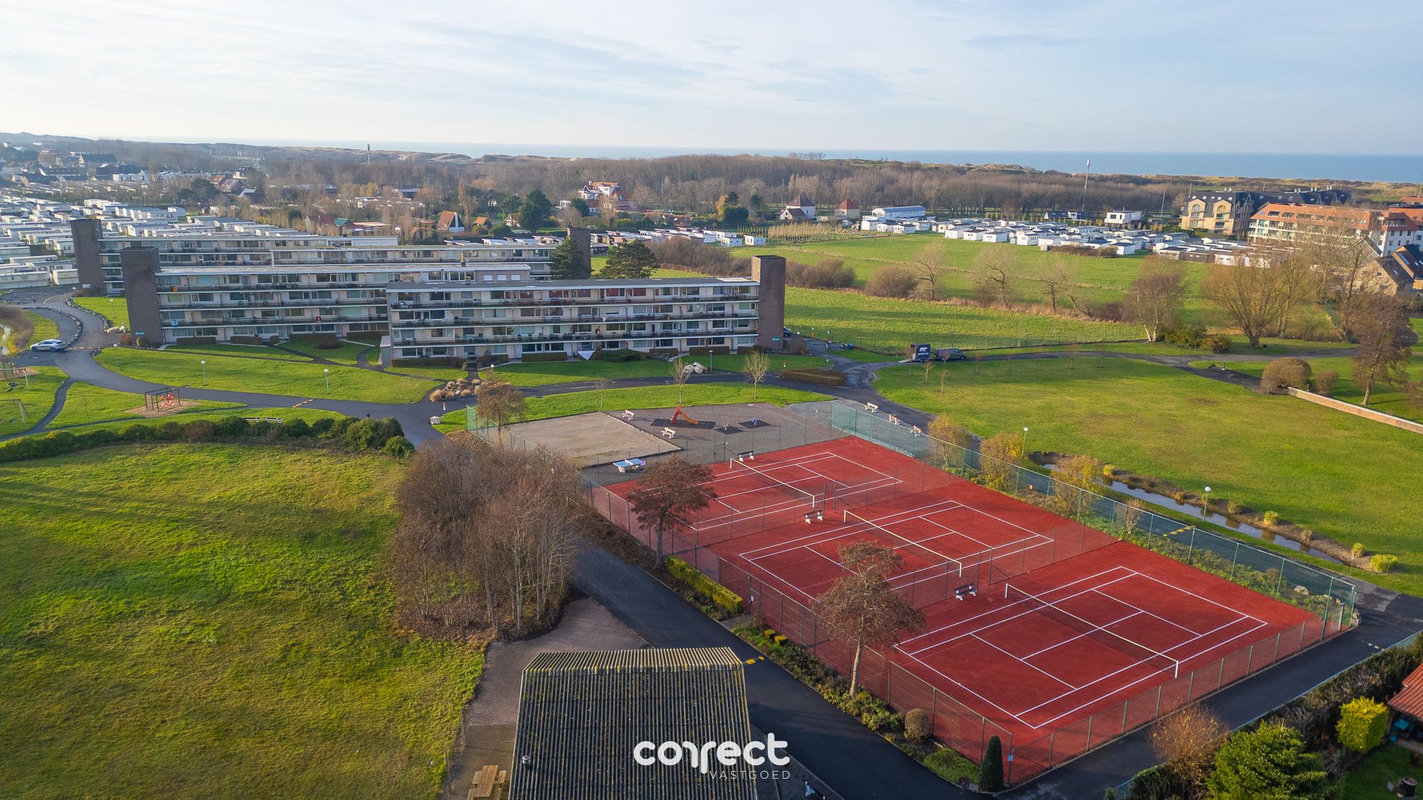 Tennisvelden en groen domein van Park Atlantis