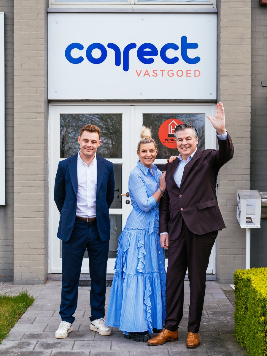 Emile Fonteyne, Regine Roose en Johan Fonteyne aan het kantoor van Correct Vastgoed in Eernegem